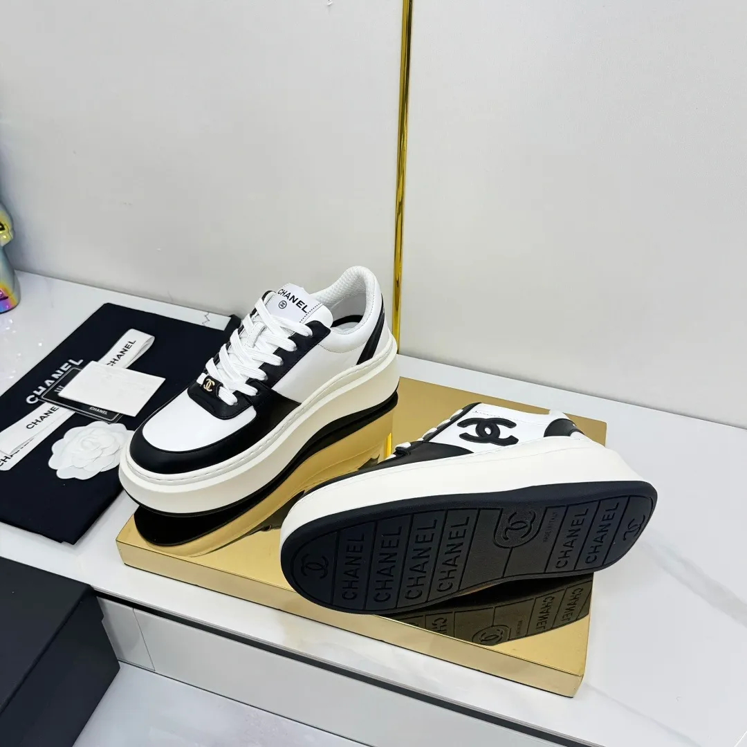 👟👟Ex-factory price 600👟👟 Upgraded version, upgraded version, upgraded version! No rebuttal accepted! ! ! ! Chanel Chanel panda shoes! 2025 counter's top casual sports shoes. This classic design; the upper is electro-embroidered with a variety of techniques; the outsole is fashionable and sporty; the unusual inclusion of a variety of color matching elements... The diversified mix and match is very good-looking and versatile, and can be used for leisure, fashion, sports, and outdoor... ꫛꫀꪝ Go➫ Materials: ❶Upper made of: original imported first-layer silk cowhide + original waterproof cloth + original first-layer cowhide ❷Inner lining: Original Yangli+Net ❸Outsole based on: Original TPU combination outsole Counter boutique packaging complete set for women 35–41 👉 👉 👉 👉 👉